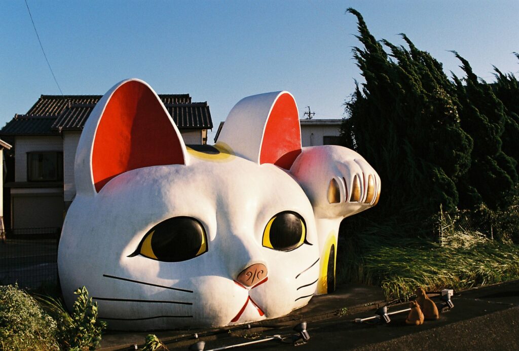 愛知県 常滑市〉 陶器の猫に招かれて。／ISSUE 010