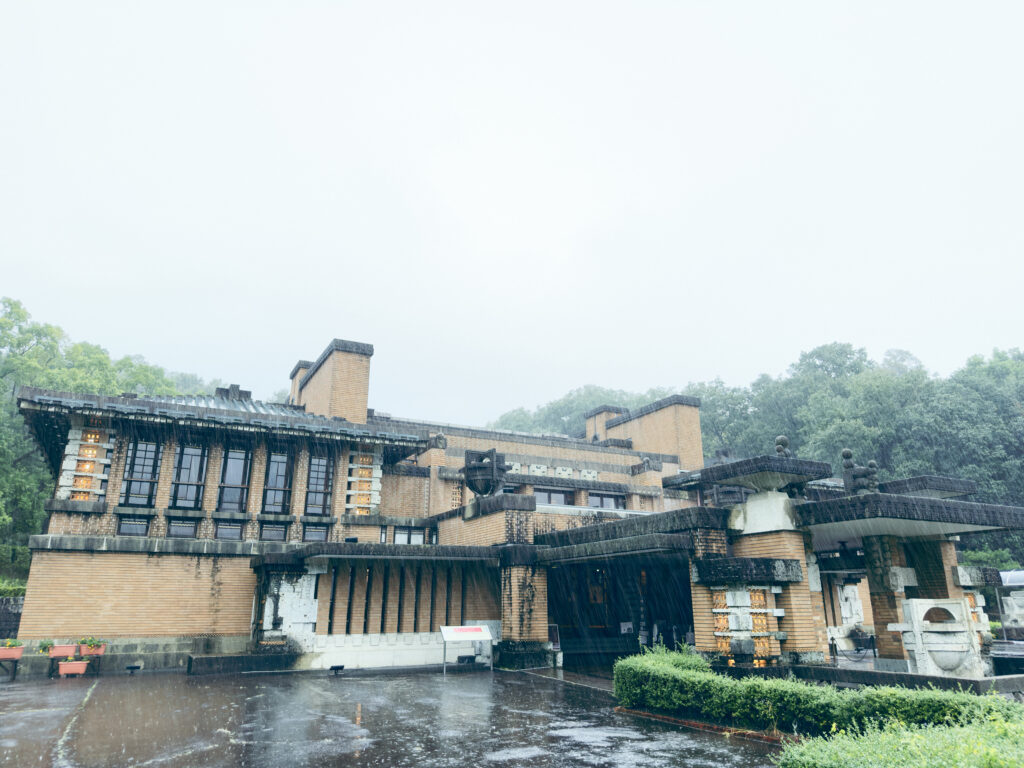 愛知県犬山市の博物館明治村にに移築され保存展示されている旧帝国ホテル正面玄関(通称:ライト館)の外観
