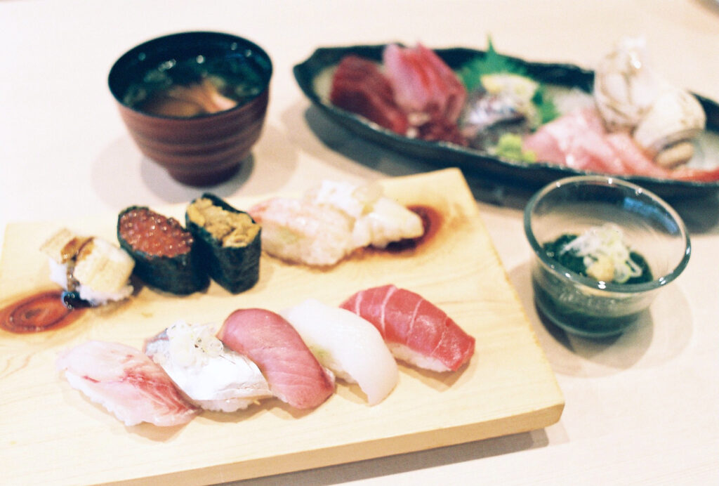 弁慶で注文した寿司、味噌汁、刺身、小鉢