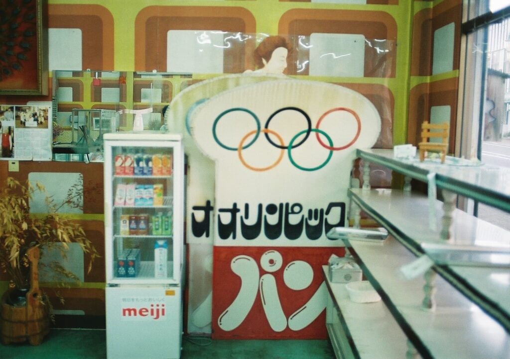 風変わりな壁紙やお店の看板がみられるオリンピックパンの店内