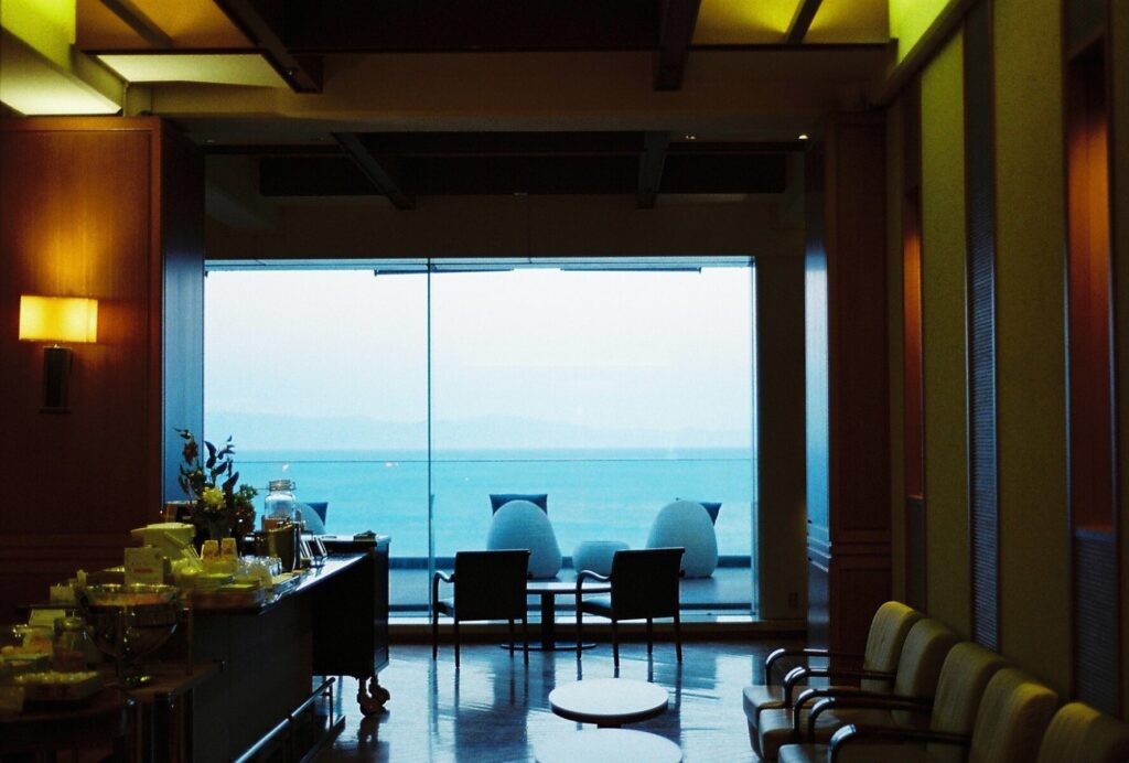 宿泊者専用ラウンジと窓から見える駿河湾