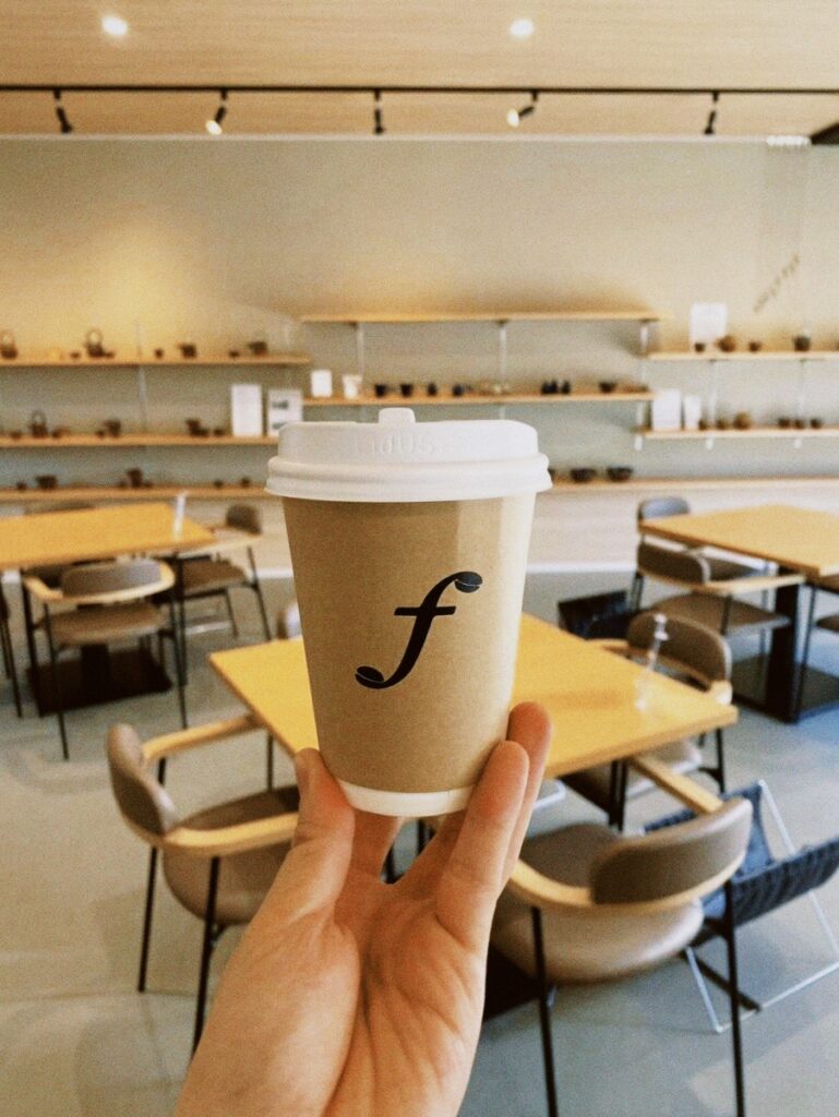 Fes Coffeで購入したコーヒーと陶磁器作品が並べられた客席エリア