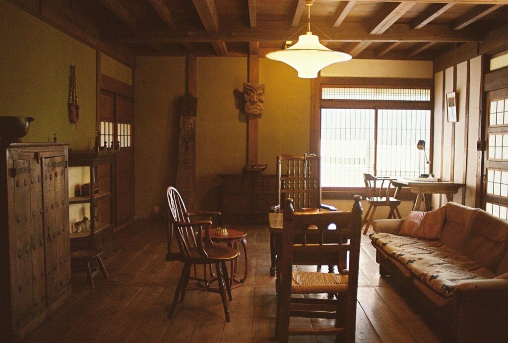 素朴ながら美しい家具などの調度品が展示されたかつて大田区蒲田にあった芹沢銈介の自邸